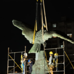 En La Plata, el águila de Plaza Italia volvió a su sitio original