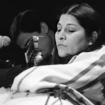“La noche se quedó sin música: crónica de un exilio” homenaje a Mercedes Sosa