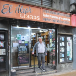 Los cajones del recuerdo de una vieja librería de la ciudad