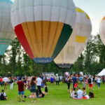 El pueblo que tiene un festival de globos aerostáticos